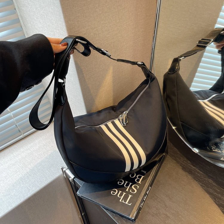 男女款饺子包大容量运动休闲时尚简约韩版肩包秋冬网红洋气