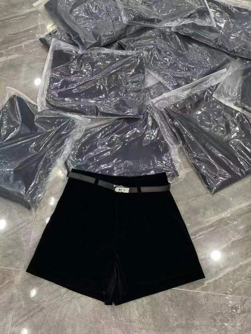 KW【丝绒控】欧货简约高级大气显瘦百搭短裤