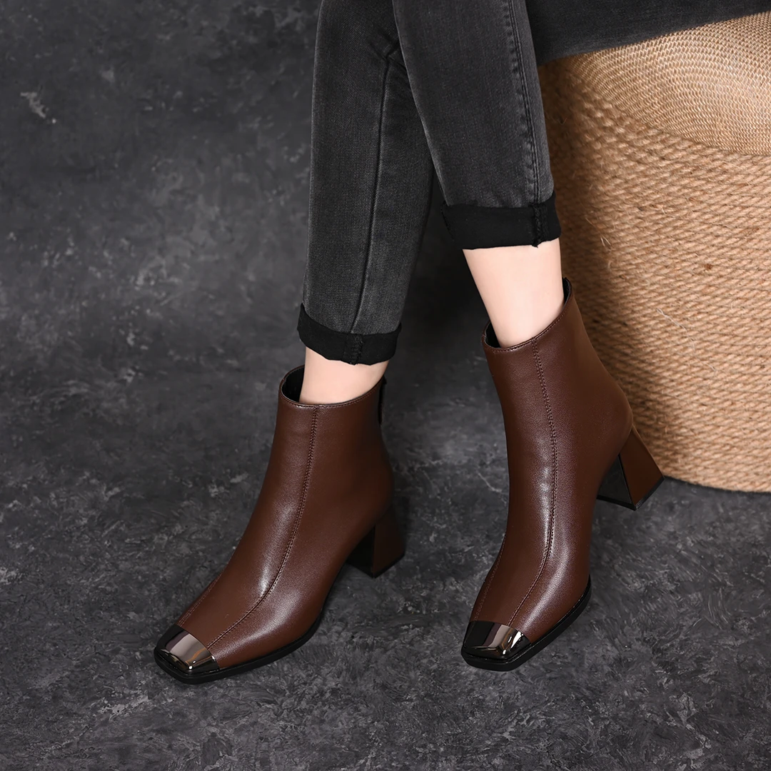 方头粗跟英伦风时尚短靴2025秋冬新款金属防撞头复古加绒高跟女靴