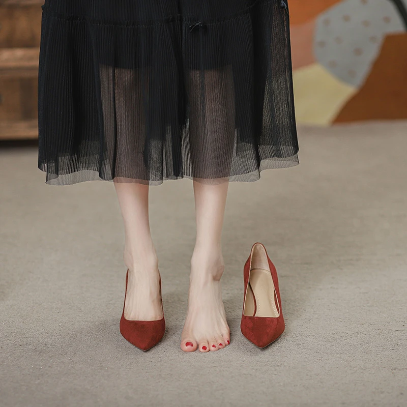 飞燕女鞋2024春夏新款绒面真皮舒适酒红色气质峰会通勤尖头高跟鞋