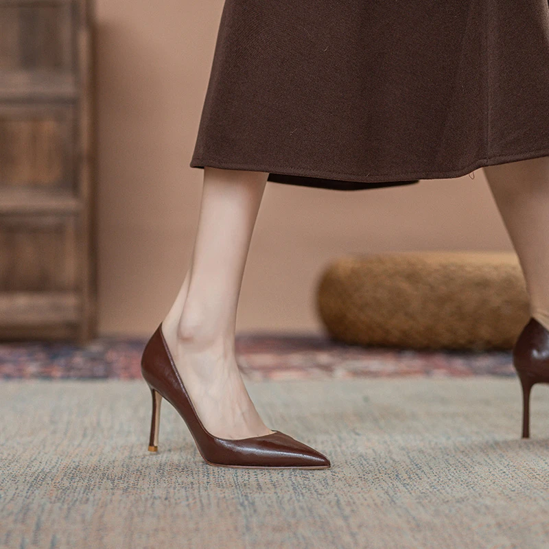 飞燕2024秋冬新款浅口咖啡色仙女不累脚浅口气质尖头细跟高跟单鞋