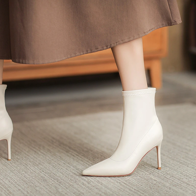 飞燕靴子女2024新款韩版超火米白色尖头细跟短靴法式高跟瘦瘦靴