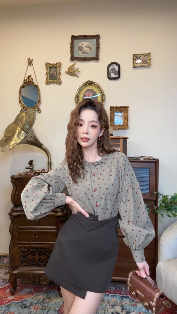 【十一港风】别致设计感木耳边爱心印花衬衫Y3731
