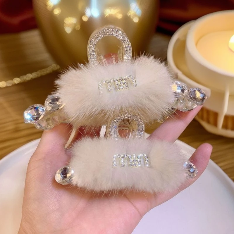 时尚百搭网红轻奢优雅水貂毛抓夹字母水钻发夹毛绒盘发鲨鱼夹发卡