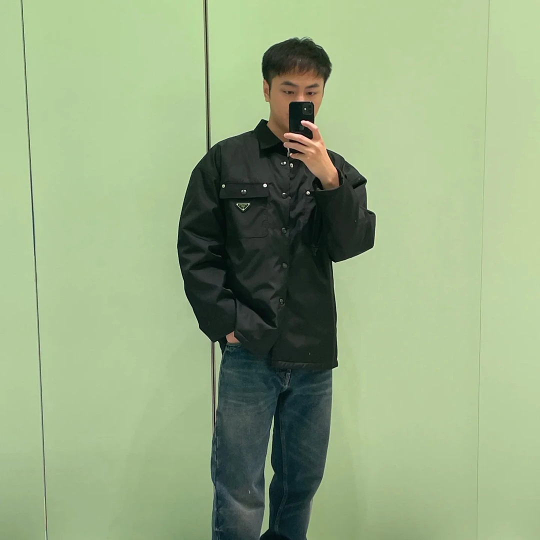 全新未使用 Prada/普拉达 FW24男士黑色珐琅标休闲夹克/公价15500