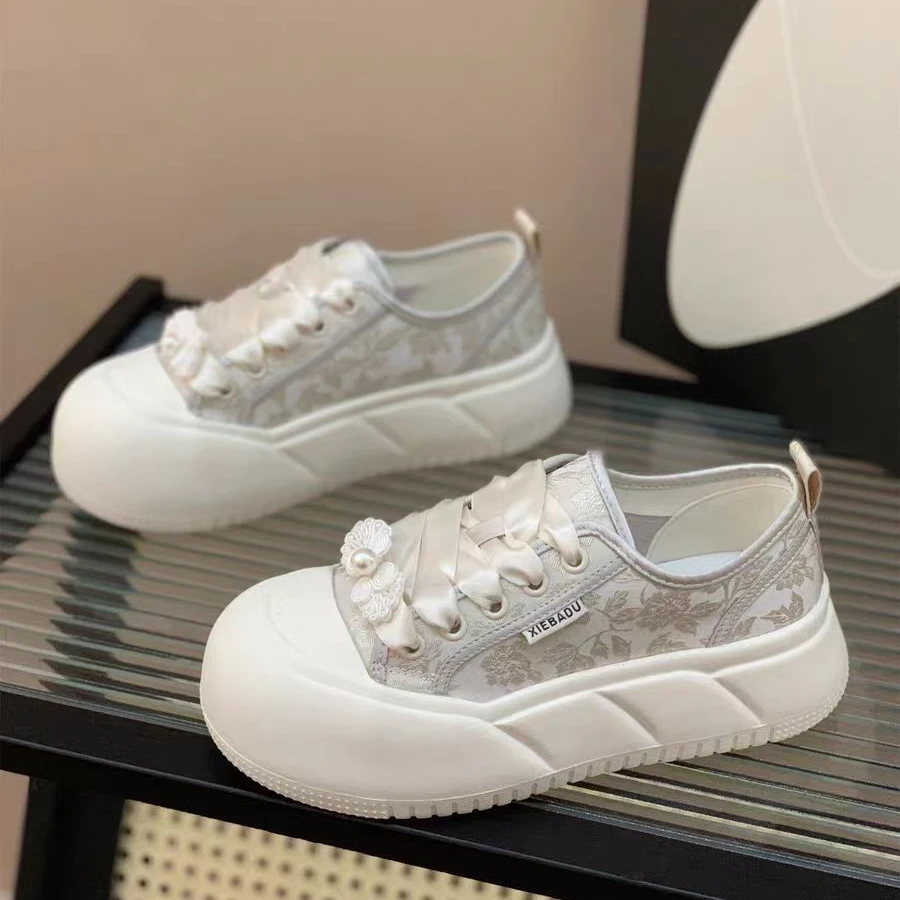 6401 国风缎面小白鞋女24新款新中式复古百搭面包鞋国潮厚底板鞋