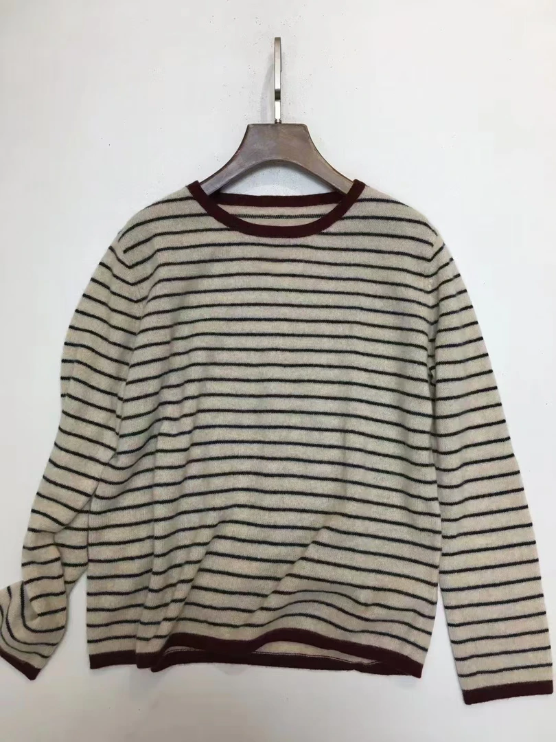 软软糯糯的香香圆领条纹羊绒衫