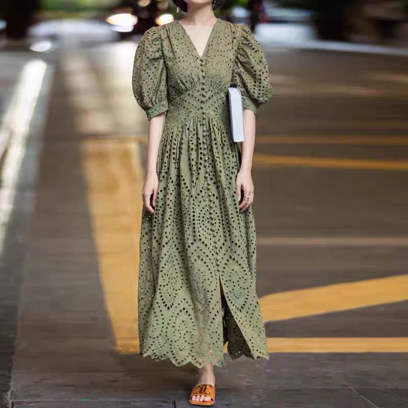 深圳南油原创轻奢时尚优雅复古气质法式重工刺绣镂空显身材连衣裙