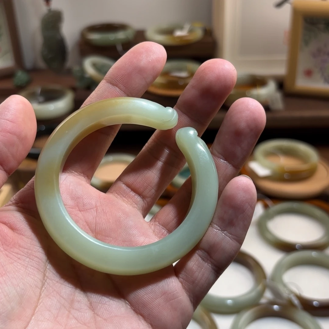 和田玉（糖玉）手镯未镶嵌爱***?