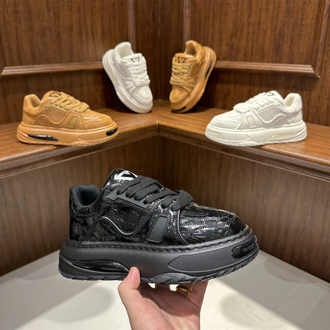 2025早春新款时尚爆款轻奢潮流软底增高亮面休闲男鞋（标准码数）