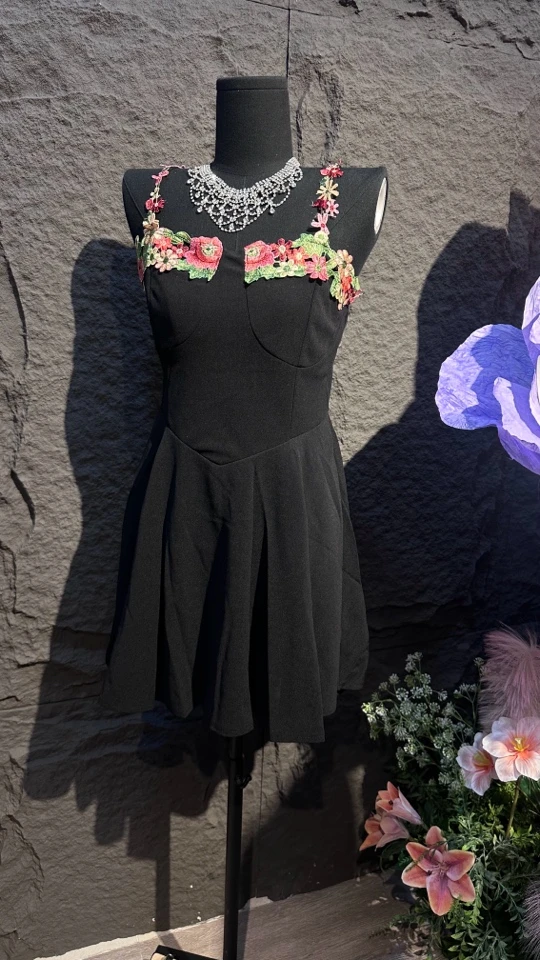 定制手工刺绣图案小黑裙