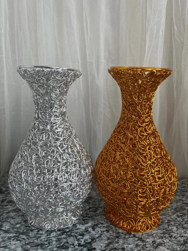 高温氧化铝线材质，产品大花瓶和大苹果。陶瓷创意工艺品金色摆设