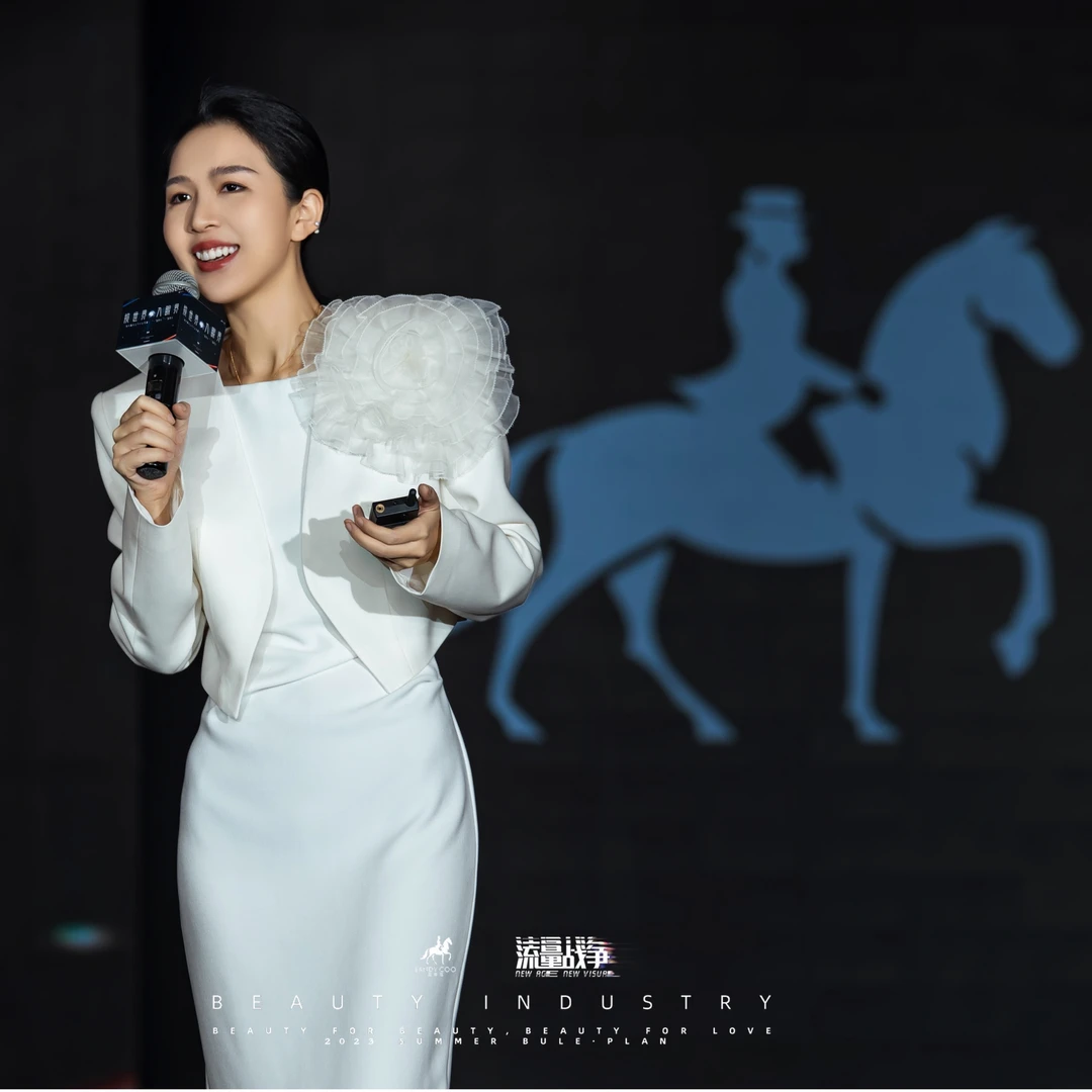 蓝蒂蔻「凯系列」白莲花短款复古名媛风西装短款外套修身