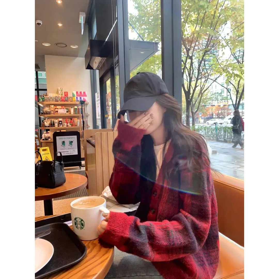 韩版红色格纹宽松圆领针织开衫2024秋冬新款加厚保暖百搭毛衣外套