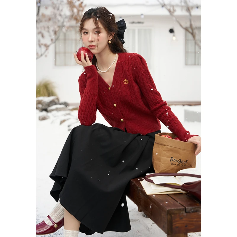 【年末大促】谜秀 刺绣V领麻花毛衣 外套秋冬短款洋气 减龄针织开衫