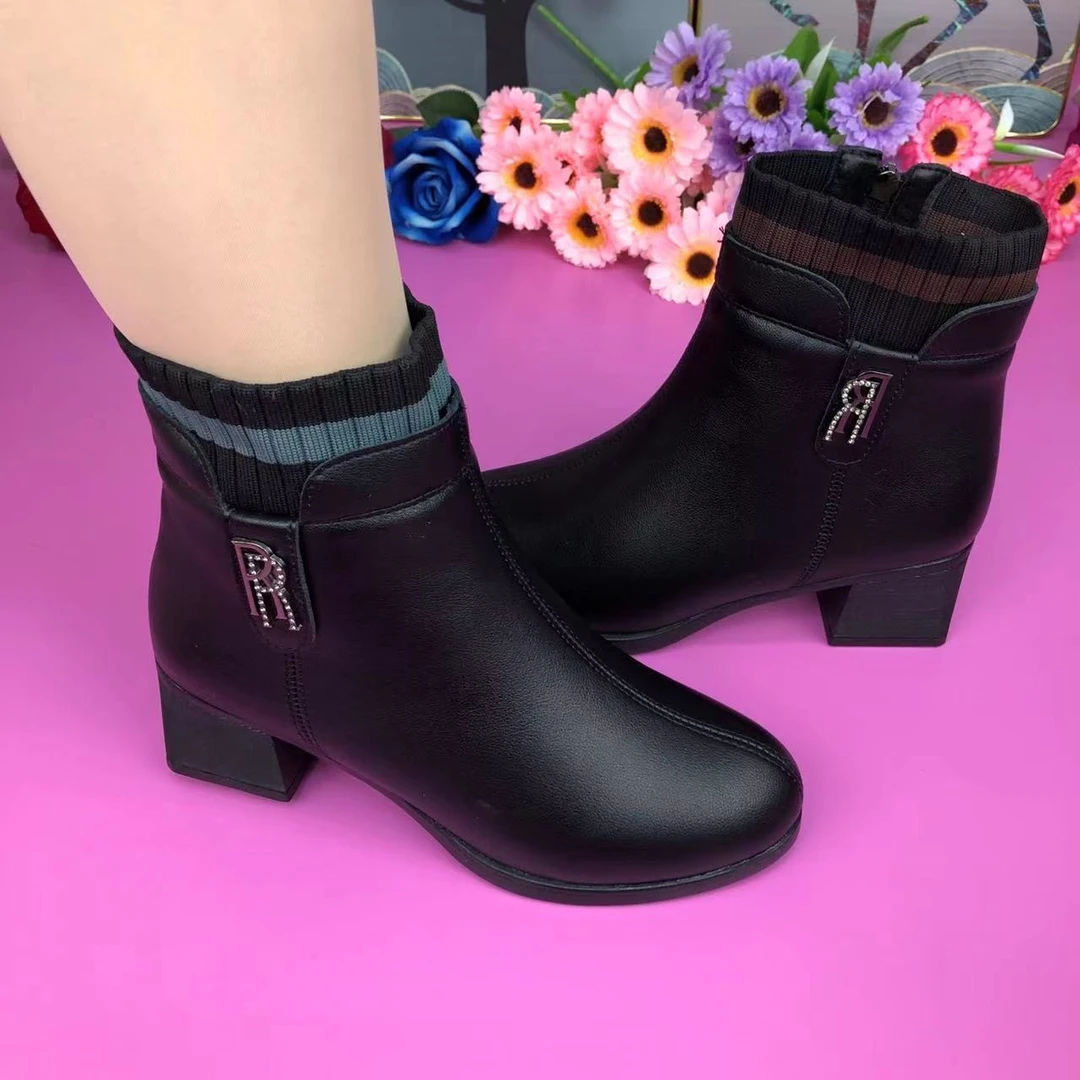 2024新款时尚加绒百搭保暖软底女士马丁靴中老年加厚棉短靴