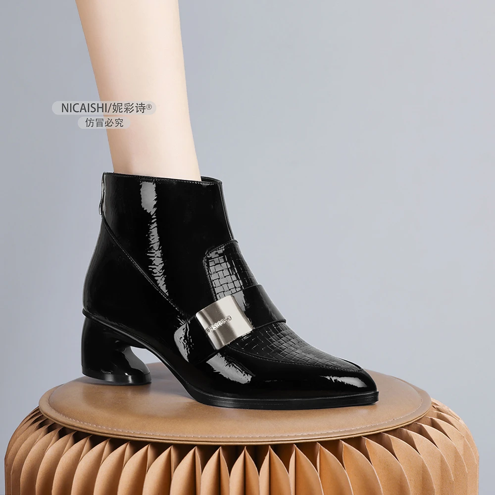2024年新款欧美防滑底尖头粗跟女短靴冬黑色百搭金属扣时装靴0329