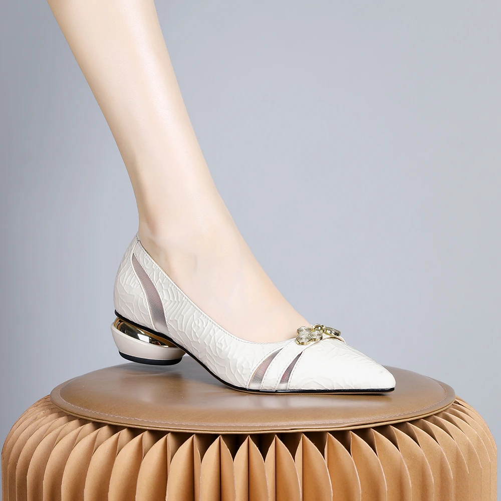 妮彩诗2024年新款法式优雅舒适米白色真皮透气尖头粗跟单鞋女2148