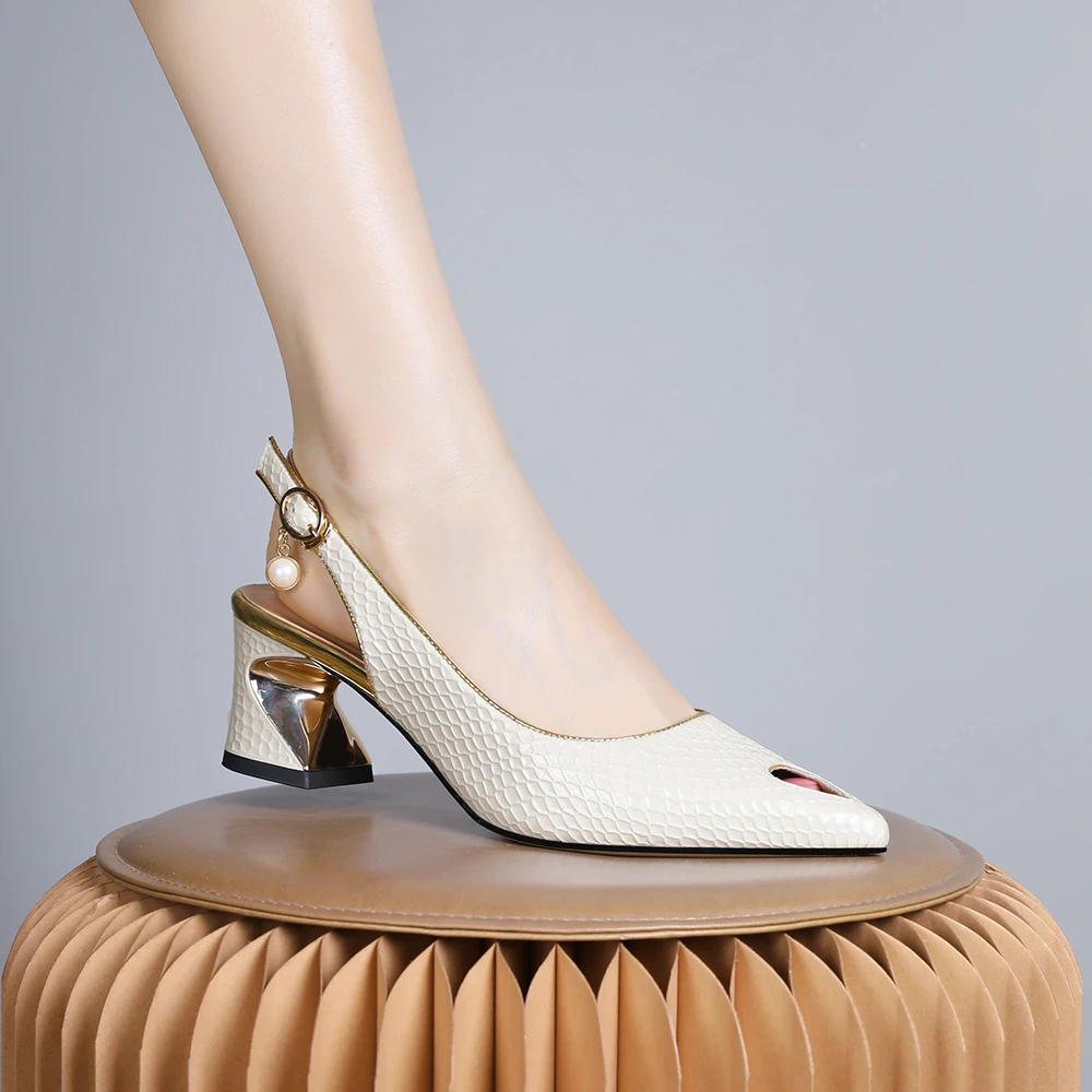 妮彩诗2024年新款法式高级感包头一字扣米白色粗跟后空女凉鞋1952