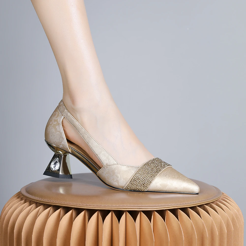 妮彩诗2024年新款韩版百搭仙女风粗跟真皮尖头水钻包头女凉鞋1942