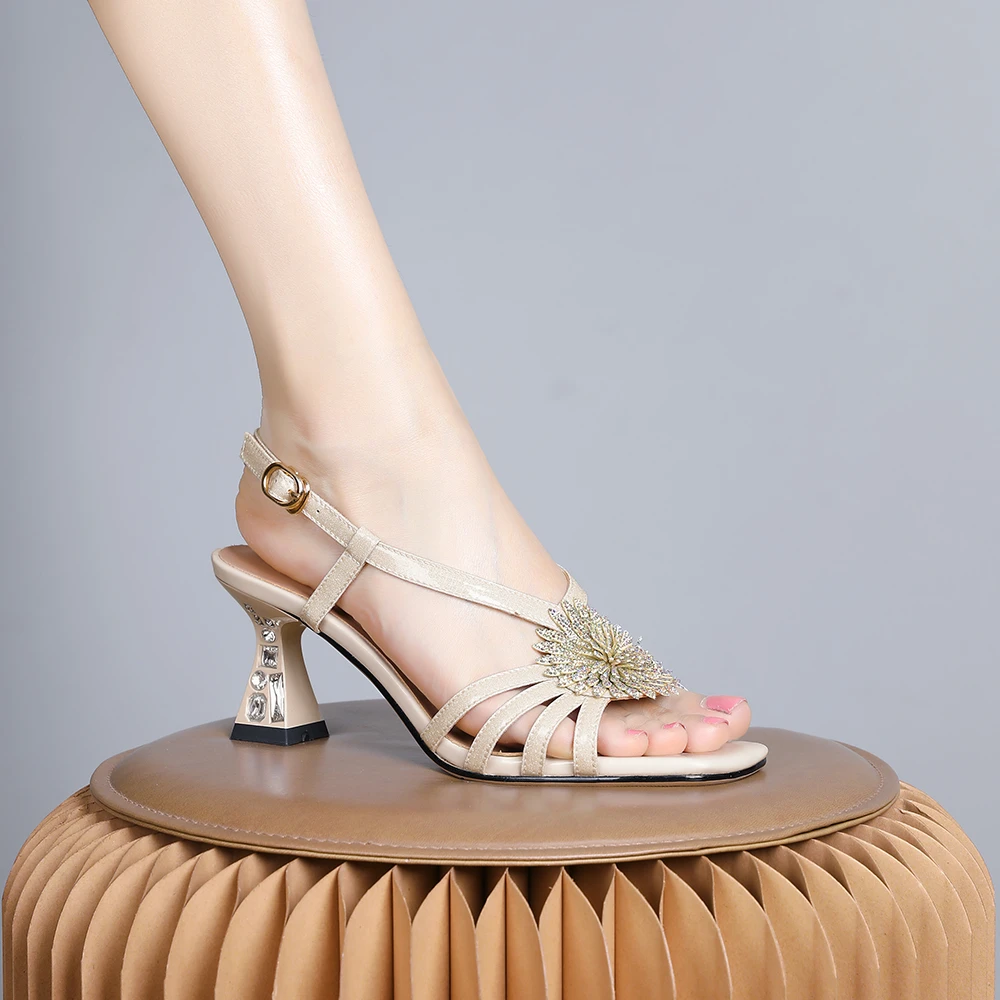 妮彩诗2024年新款法式小众设计感露趾粗跟方头真皮时装凉鞋女2105