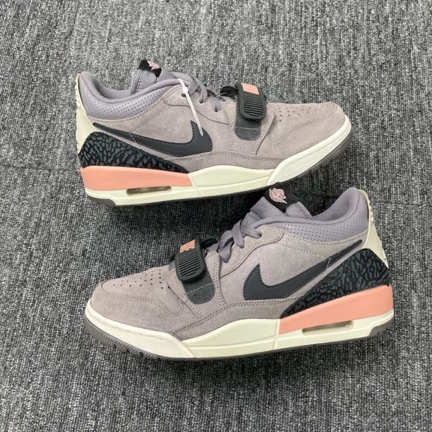 42.5码 aj312灰粉 二手无原盒 休闲鞋市价1999 中底一点刮擦