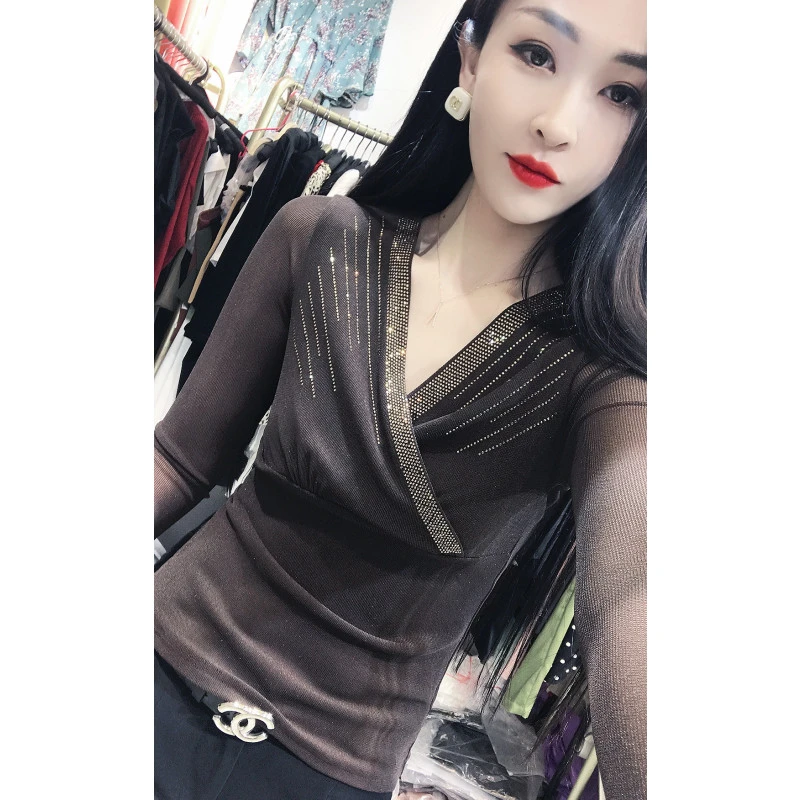 早春新款交叉V领长袖t恤女时尚减龄修身蕾丝低领打底衫加绒上衣潮