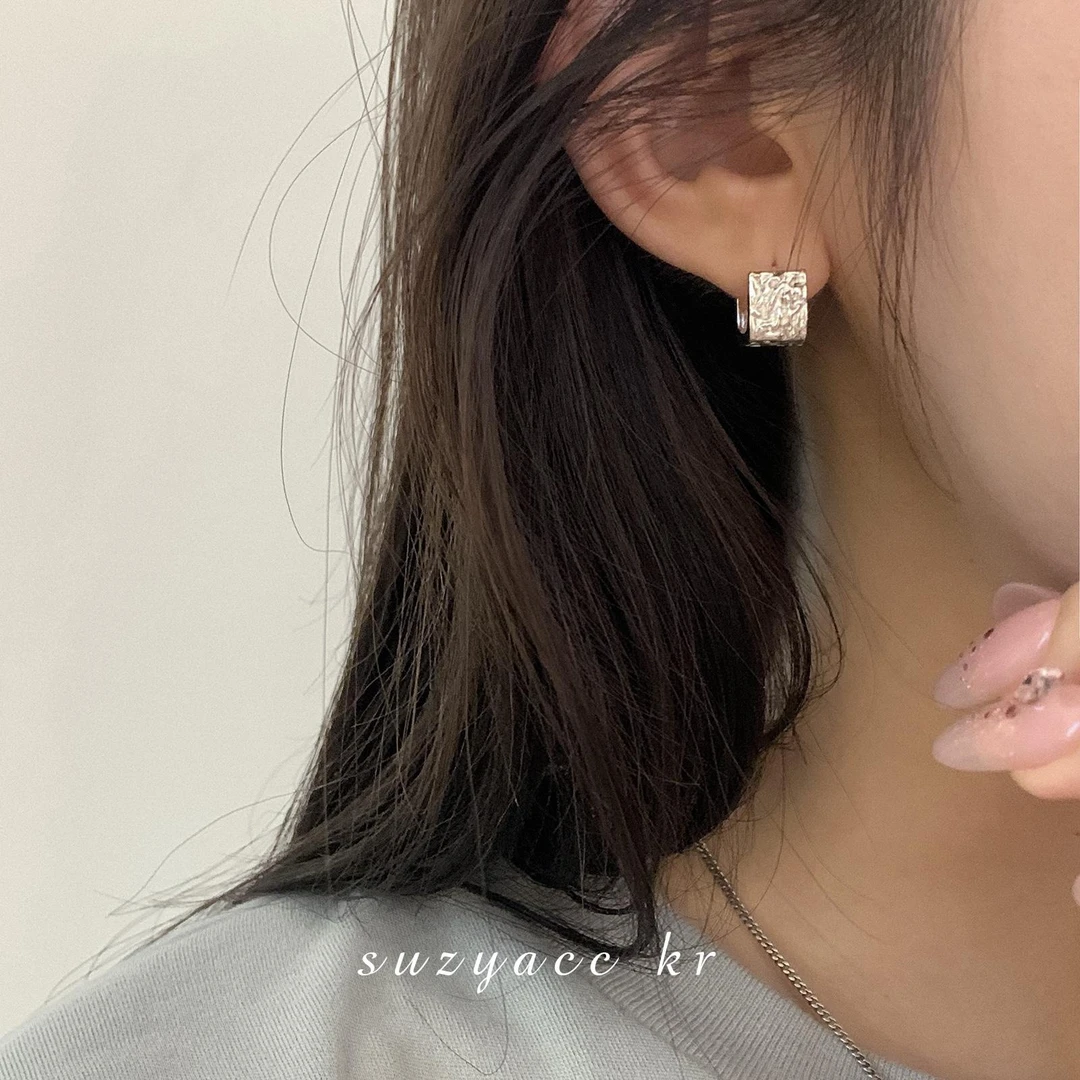Suzyacc Kr 925银耳饰 耳扣捶打纹理熔岩耳钉百搭E2274