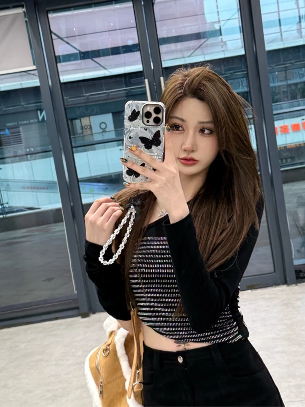 《人间星河》烫钻斜露香肩新款上衣。