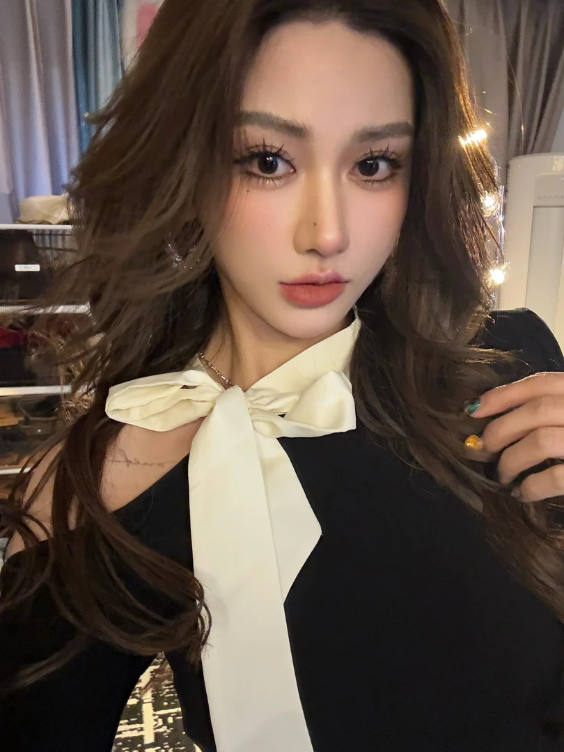 名媛露肩系带蝴蝶结长袖t恤女设计感小众修身别致上衣