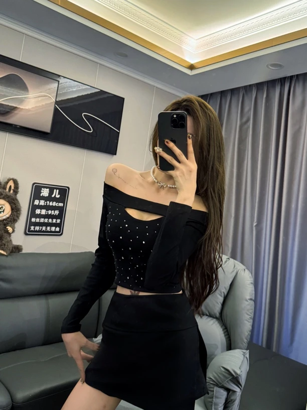 纯欲黑色露肩长袖T恤女款穿搭设计感修身辣妹短款一字肩上衣