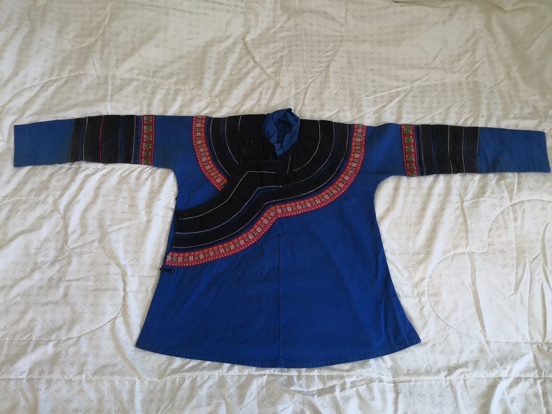 纯手工绣花民族服装