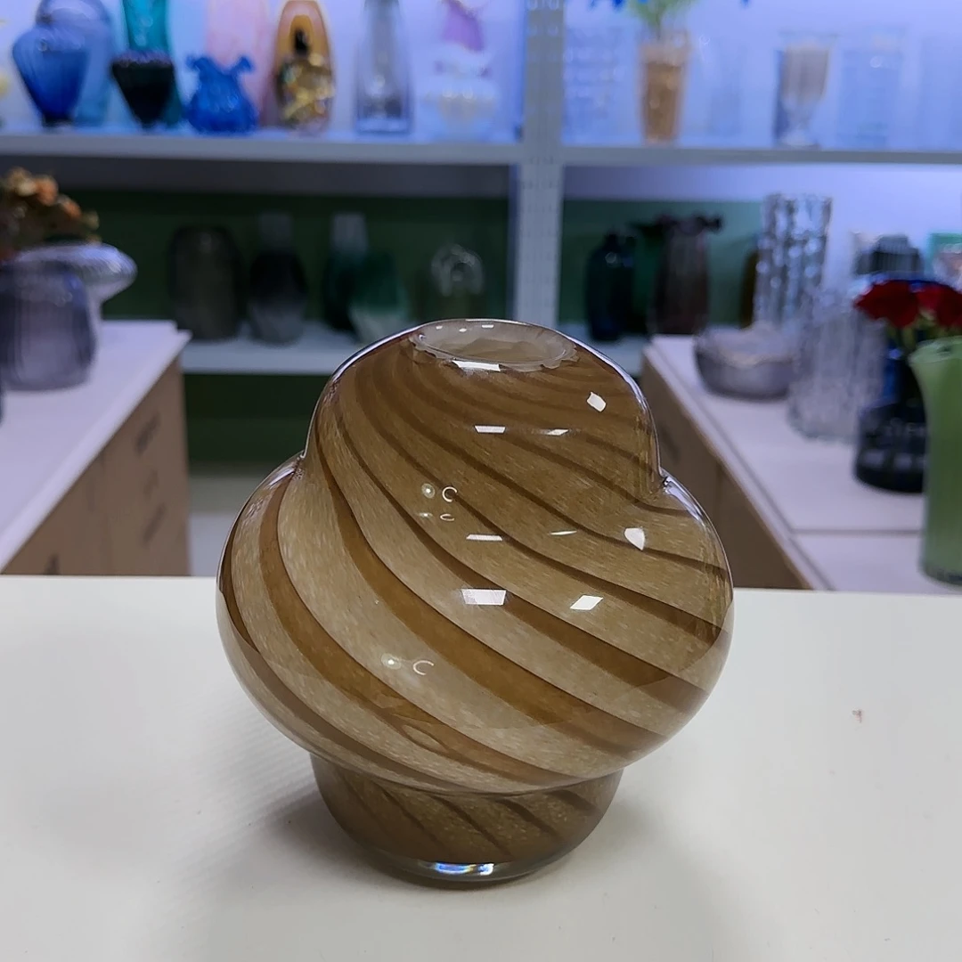 汉堡包 咖色。琉璃花瓶