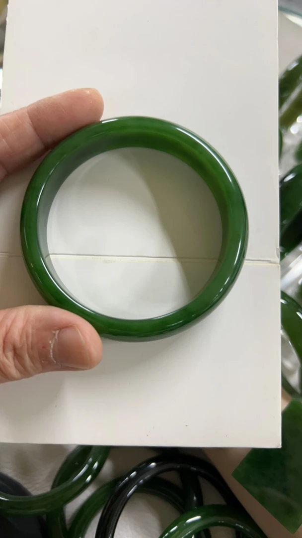 碧玉手镯，颜色艳绿