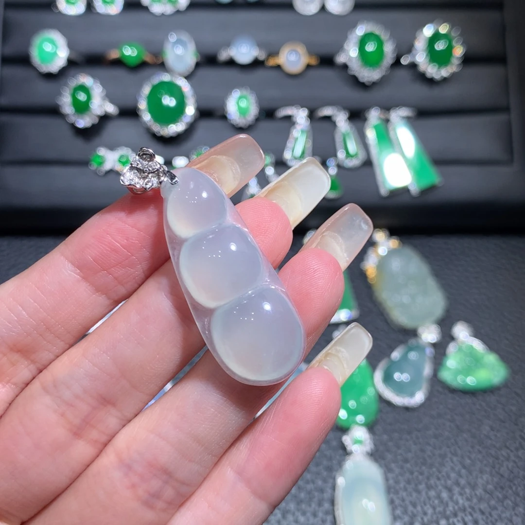 翡翠挂件18K金镶嵌翡翠挂件