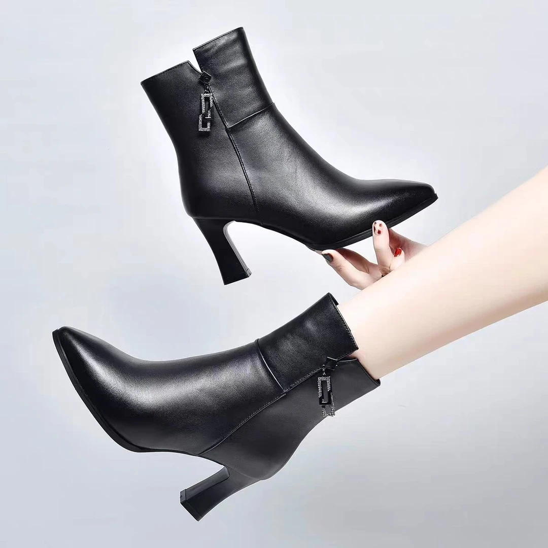 2025冬季新款真皮高跟时装靴女尖头粗跟水钻时尚短靴百搭加绒单靴