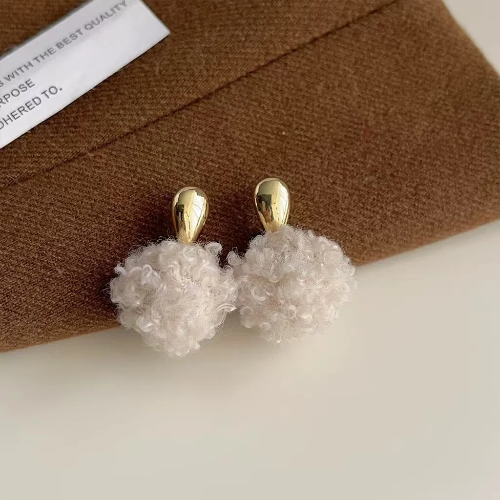 铜合金耳饰 2024年新款潮时尚百搭可爱羊羔毛绒球感耳钉耳饰