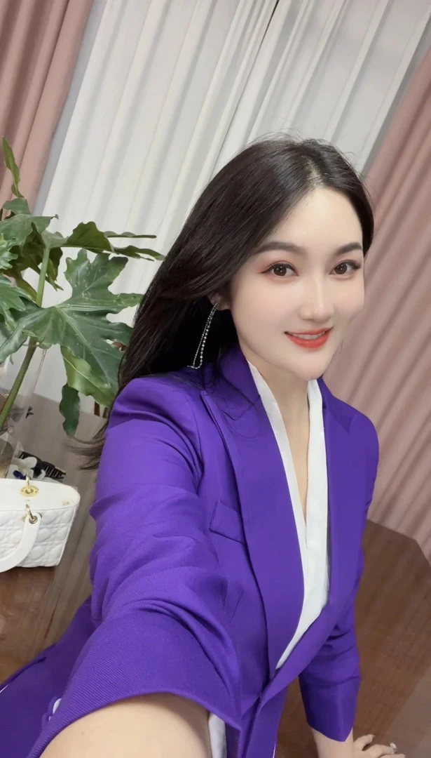 臻韩美2024秋款高贵紫单粒扣微喇裤套装