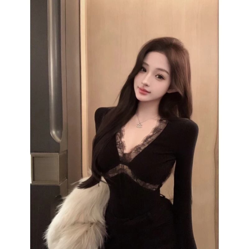 冬季新款时尚百搭气质衣服纯欲风V领拼接蕾丝修身显瘦设计长袖T恤