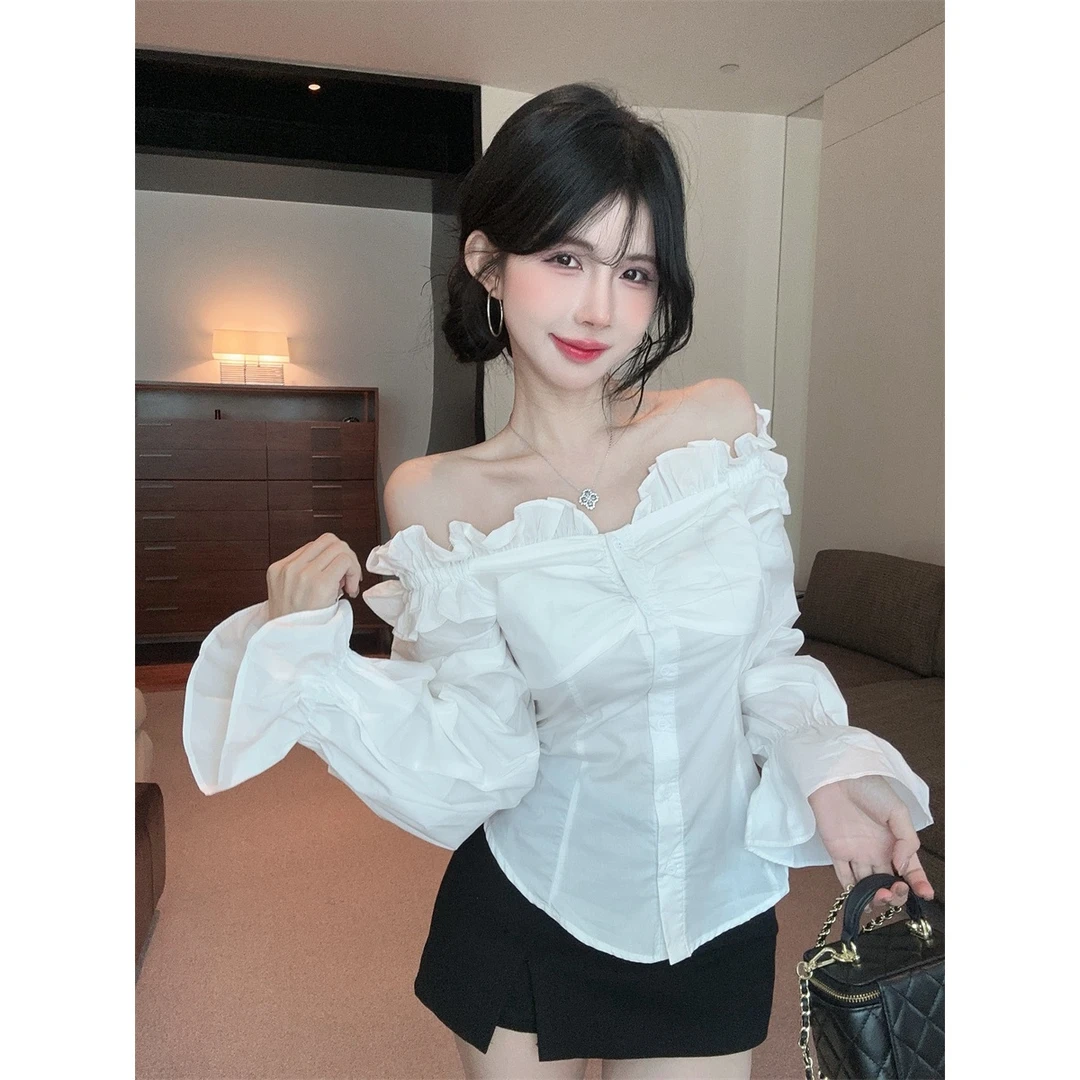 一字肩荷叶边衬衫女秋季纯欲辣妹露肩喇叭袖法式别致短款绝美衬衣