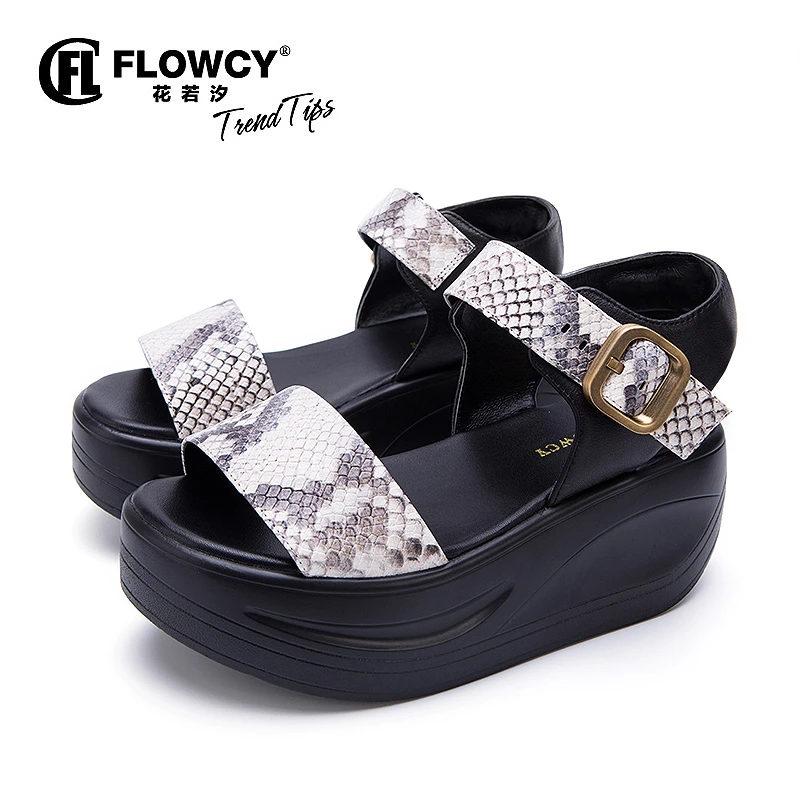 FLOWCY品牌不累脚2025夏新款蛇纹真皮一字带松糕厚底鞋坡跟凉鞋女