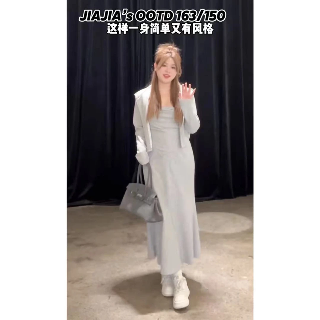 晶咕佳佳【春日探店】棉感短款带帽卫衣吊带+松紧腰半裙三件套