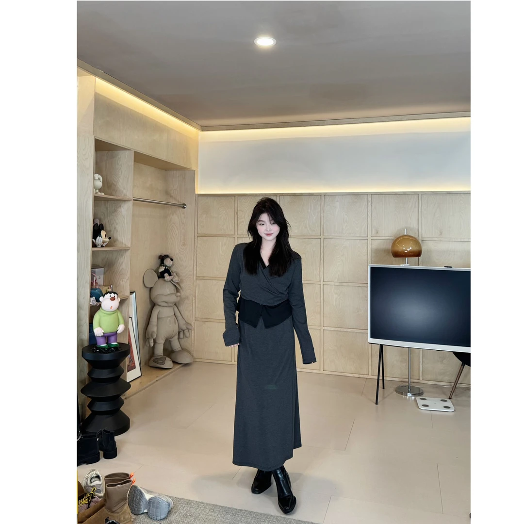 晶咕【精简美学】V领拼色假两件针织上衣+高腰直筒半身裙