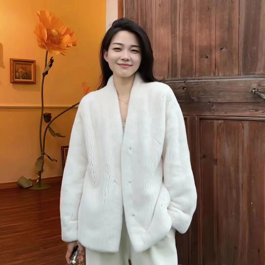 冬V领2024女士外套爆款秋冬毛毛一体中款女