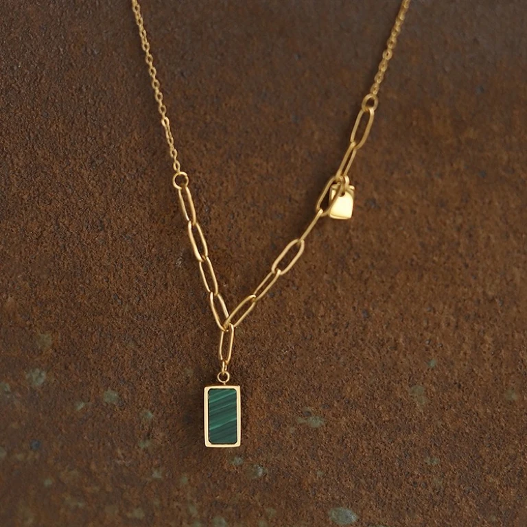 钛钢项链 小绿牌轻奢项链时尚百搭绿色精致设计感坠链