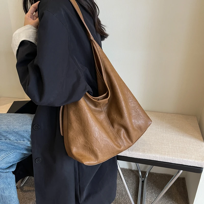 秋冬复古通勤大容量百搭单肩包2025新款大容量休闲小众时尚斜挎包