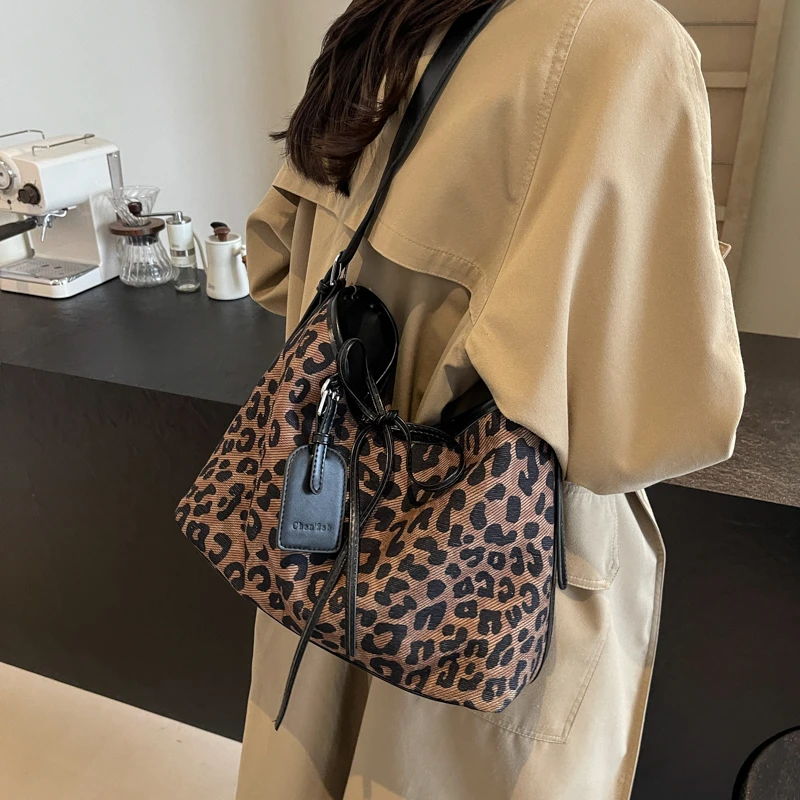 今年流行豹纹大容量包包女2024新款秋季通勤单肩斜挎包托特水桶包