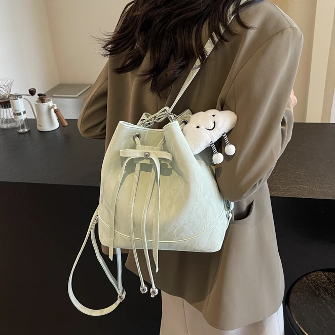 薄荷曼波绿双肩包包女式2025新款潮韩国水桶包百搭ins单肩腋下包