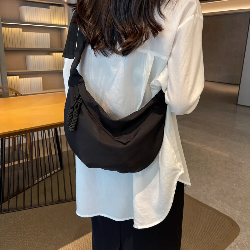 潮牌斜挎包休闲单肩包运动饺子包女大容量日系挎包邮差包通勤包男