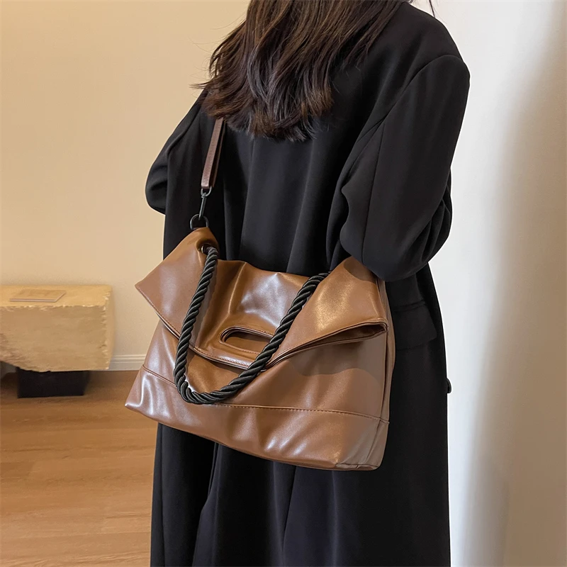 美拉德复古通勤包包女2025新款潮单肩腋下包大容量学生手提托特包